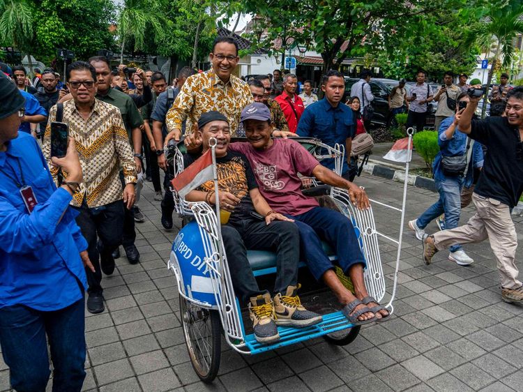 Momen Anies Kayuh Becak Usai Bertemu Sri Sultan HB X