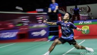 Di sisa gim pertama, keunggulan Ginting tak bisa terkejar Wangcharoen. Gim pertama akhirnya bisa dimenangkan Ginting dengan skor 21-13.