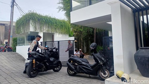 Aparat berjaga di Vila Palm House, Desa Tumbak Bayuh, Kecamatan Mengwi, Kabupaten Badung, Rabu (24/1/2024) sore.