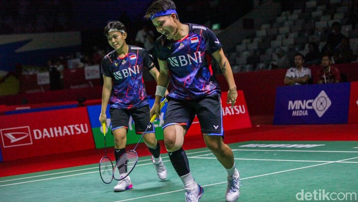 Apriyani/Fadia Kandas di 32 Besar Indonesia Masters 2024 Apriyani/Fadia bertanding melawan pasangan Belanda non-unggulan Debora Jille/Cheryl Seinen di babak 32 besar Indonesia Masters 2024 di Istora Senayan, Jakarta, Selasa (23/1/2024).