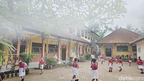 Asap kebakaran sampah di TPA Sente mengarah ke SD Negeri 3 Pikat, Rabu (24/1/2024). (Foto: Putu Krista/detikBali)