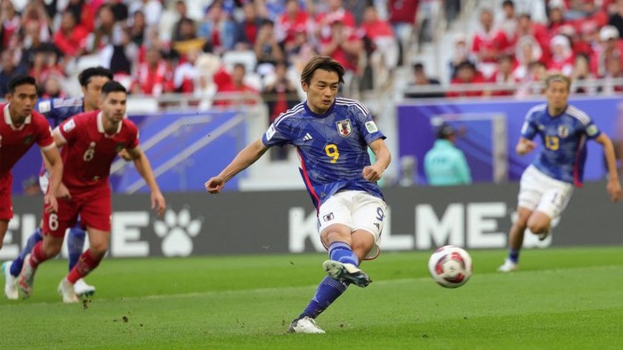 Japans forward #09 Ayase Ueda scores his teams first goal from a penalty shot during the Qatar 2023 AFC Asian Cup Group D football match between Japan and Indonesia at al-Thumama Stadium in Doha on January 24, 2024. (Photo by Giuseppe CACACE / AFP)