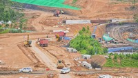 IKN juga akan dilengkapi Bandara Nusantara atau Nusantara Airport. Bandara ini akan melayani penerbangan komersial alias dibuka untuk umum. Saat ini, Bandara Nusantara masih dalam proses pembangunan landasan pacu atau runway dan ditargetkan prosesnya akan rampung pada akhir Agustus ini. Dengan rampungnya infrastruktur penerbangan ini, diproyeksikan jarak dari bandara ke IKN hanya membutuhkan waktu 15 menit. Hal ini jauh lebih singkat dibandingkan dengan perjalanan dari Bandara Sepinggan Balikpapan yang membutuhkan waktu lebih dari 1 jam. (Dok. Kementerian Perhubungan)