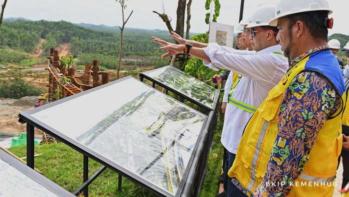 Menteri Perhubungan Budi Karya Sumadi mengecek progres pembangunan Bandara Nusantara di Ibu Kota Nusantara (IKN), Rabu (24/1/2024).