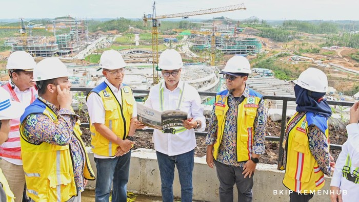 Menteri Perhubungan Budi Karya Sumadi mengecek progres pembangunan Bandara Nusantara di Ibu Kota Nusantara (IKN), Rabu (24/1/2024).