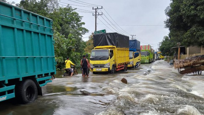 Banjir terjadi di jalan lintas Sekayu-Lubuklinggau akibat banjir membuat aksesnya dibuat buka tutup.