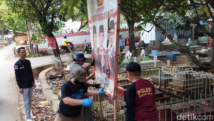 Bawaslu dan Satpol-PP Kota Cirebon tertibkan APK yang terpasang di TPU Kemlaten