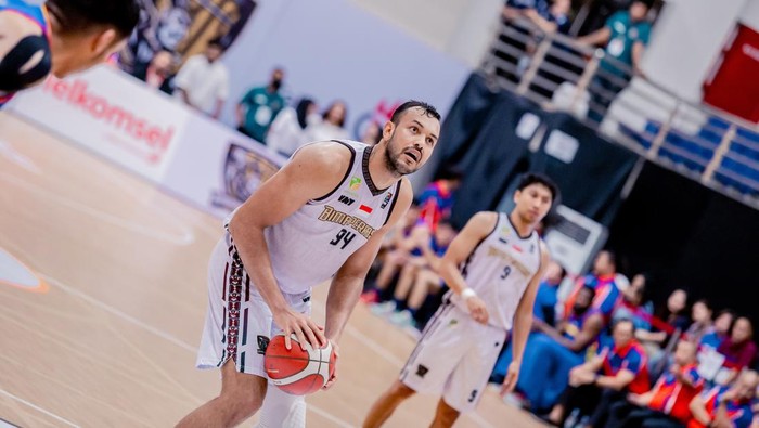 Center Bima Perkasa Jogja, Feliciano Perez Neto saat menghadapi Rajawali Medan di IBL 2024, Minggu (21/1/2024).