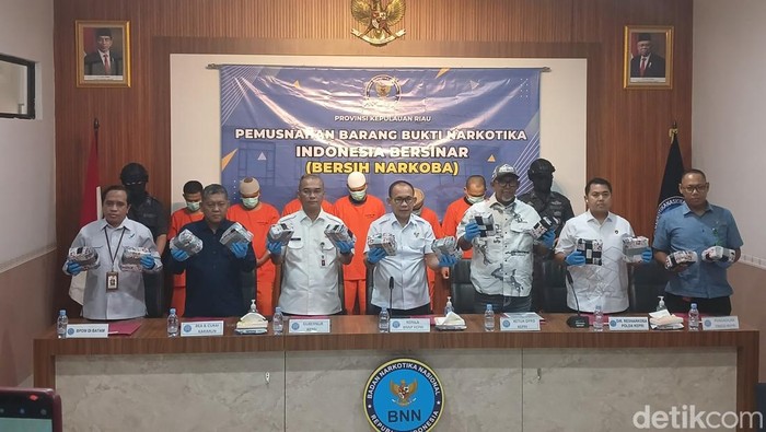 BNN Provinsi Kepri musnahkan 63,8 kg sabu dan 17 butir pil ekstasi hasil pengungkapan Desember 2023. (Alamudin).