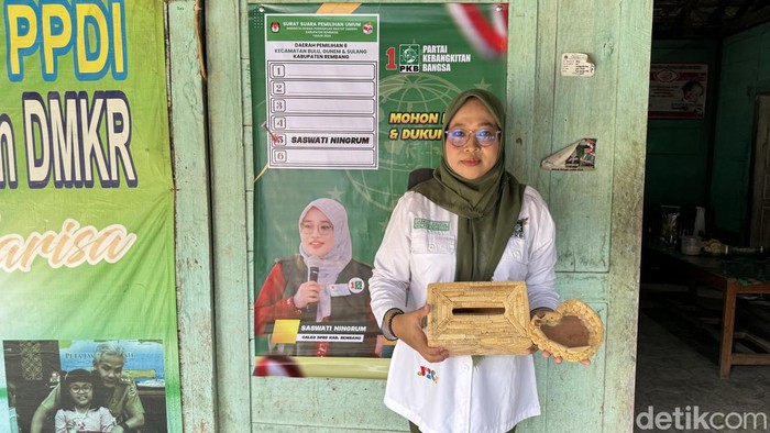 Saswati Ningrum, caleg DPRD Rembang dari kalangan perempuan difabel, saat ditemui di kediamannya, Rabu (24/1/2024) siang.