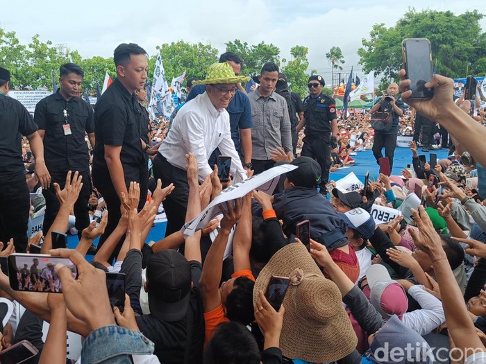 Capres nomor urut 1, Anies Baswedan, bersalaman dengan massa  saat kampanye terbuka di Lapangan Krida, Kabupaten Cilacap, Rabu (24/1/2024) sore.