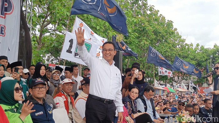 Capres nomor urut 1, Anies Baswedan melakukan kampanye terbuka di Lapangan Krida, Kabupaten Cilacap, Rabu (24/1/2024).