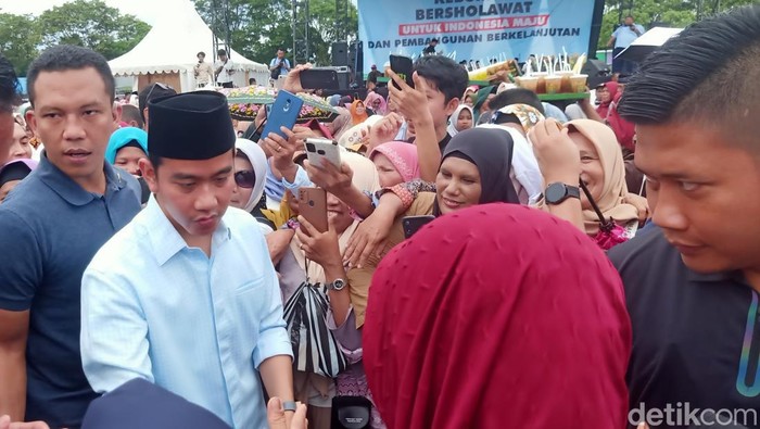 Cawapres Gibran Rakabuming Raka saat mengikuti kebumen Bersholawat di Stadion Kebumen.