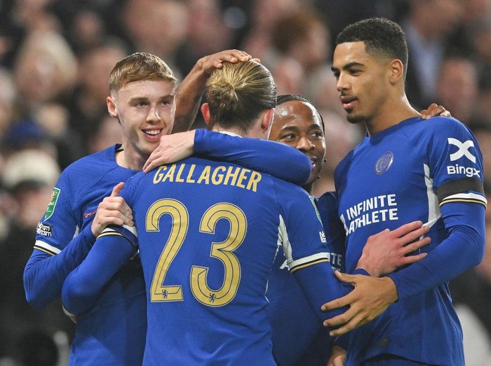 LONDON, ENGLAND - JANUARY 23: Cole Palmer of Chelsea (L) celebrates his goal with team mates during the Carabao Cup Semi Final Second Leg match between Chelsea and Middlesbrough at Stamford Bridge on January 23, 2024 in London, England. (Photo by Vince Mignott/MB Media/Getty Images)