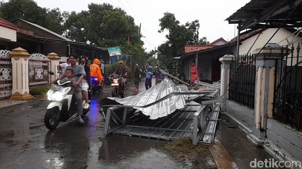 Dampak angin kencang di Kecamatan Brebes, Brebes, Jawa Tengah, Rabu (24/1/2024) sore.