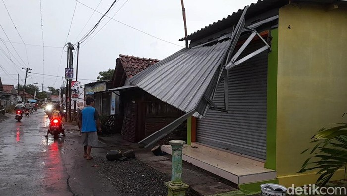 Dampak angin kencang di Kecamatan Brebes, Brebes, Jawa Tengah, Rabu (24/1/2024) sore.