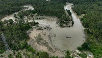 Foto udara Sungai Ulu Wolo dipenuhi lumpur setelah terjadinya banjir bandang, Kecamatan Samaturu, Kolaka, Sulawesi Tenggara, Selasa (23/1/2024). 