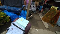Beberapa dokumen dijemur warga yang terdampak banjir bandang luapan Sungai Ulu Wolo di Desa Ulu Konaweha, Kolaka, Sulawesi Tenggara, Selasa (23/1/2024). Badan Penanggulangan Bencana Daerah (BPBD) Kabupaten Kolaka mencatat jumlah rumah terdampak akibat banjir pada Sabtu (20/1/2024) sebanyak 1.011 unit di lima kecamatan yakni Kolaka, Latambaga, Samaturu, Iwoimendaa dan Kecamatan Wolo. 