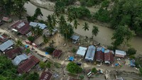 Foto udara memperlihatkan sejumlah rumah yang terdampak banjir bandang akibat meluapnya Sungai Ulu Wolo, Kecamatan Samaturu, Kolaka, Sulawesi Tenggara, Selasa (23/1/2024).