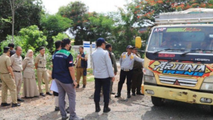 DLH DKI Jakarta menindak 2 truk sampah milik pihak swasta yang digunakan untuk membuang sampah di tempat pembuangan sampah (TPS) ilegal di Cilincing, Jakut. (ANTARA/HO-Pemerintah Provinsi DKI Jakarta)