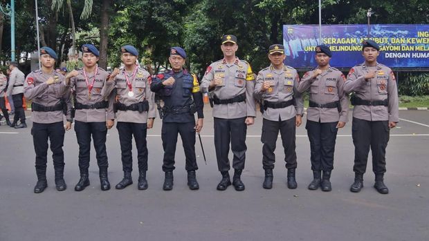 Dua personel Brimob Polda Metro Jaya peraih juara 1 lomba beladiri MMA mendapatkan penghargaan dari Kapolda Metro Jaya Irjen Karyoto.