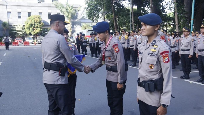 Dua personel Brimob Polda Metro Jaya peraih juara 1 lomba beladiri MMA mendapatkan penghargaan dari Kapolda Metro Jaya Irjen Karyoto.