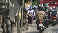 Akibatnya para pejalan kaki yang menggunakan trotoar harus berbagi dengan pemotor.