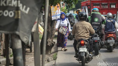 Duh, Trotoar Depan Stasiun Kranji Dijajah Pemotor