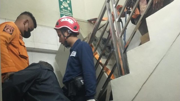 Evakuasi pekerja di Perak Surabaya usai tertimpa brangkas dan dinyatakan meninggal dunia