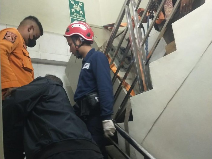 Evakuasi pekerja di Perak Surabaya usai tertimpa brangkas dan dinyatakan meninggal dunia