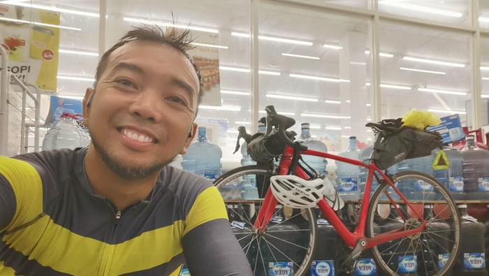Apapun bakal dilakukan fans demi menonton kesayangannya. Salah satunya Ario Perdana yang rela gowes Jakarta ke Semarang untuk menonton Amartha Hangtuah Jakarta.
