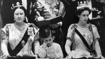 Raja Charles Di Balkon Istana Buckingham Setelah Penobatan Ibunya Pada Tahun 1953 Foto: History Images via Boredpanda
