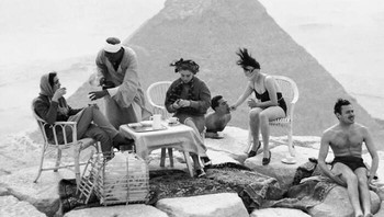 Wisatawan Minum Teh Dan Berjemur Di Puncak Piramida Besar, 1938 Foto: History Images via Boredpanda
