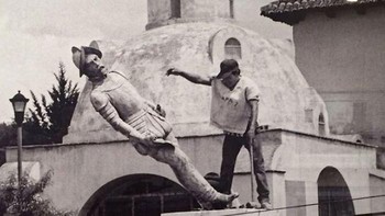 Seorang Pria Pribumi Merobohkan Patung Penakluk Spanyol Diego De Mazariegos Pada Peringatan 500 Tahun Penemuan Benua Amerika. Chiapas, Meksiko, 1992 Foto: History Images via Boredpanda