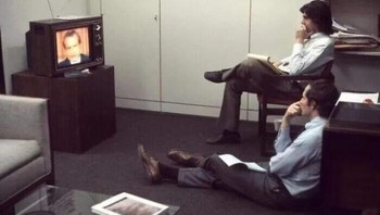 Wartawan yang Mengungkap Skandal Watergate Menonton Presiden Nixon Mengundurkan Diri, 1974 Foto: History Images via Boredpanda