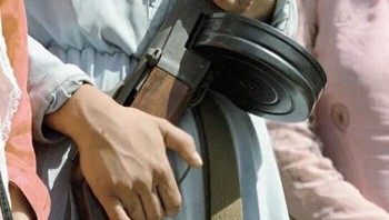 Arifa, Dua Puluh Tahun, Anggota Unit Wanita Pro-Pemerintah, Menjaga Desanya Dari Mujahidin, Republik Demokratik Afghanistan, 1987 Foto: History Images via Boredpanda