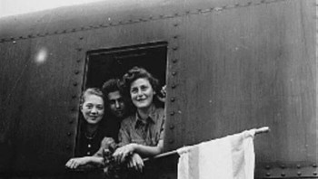 Tiga Anak Yahudi Dalam Perjalanan Ke Palestina Setelah Dibebaskan Dari Kamp Konsentrasi Buchenwald. Anak Perempuan Di Kiri Berasal Dari Polandia, Anak Laki-Laki Di Tengah Dari Latvia, Dan Anak Perempuan Di Sebelah Kanan Dari Hongaria, 1945 Foto: History Images via Boredpanda