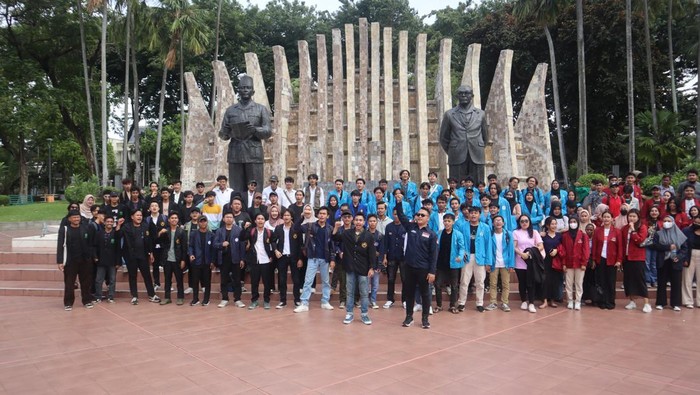 Gabungan aliansi BEM mahasiswa gelar deklarasi pemilu damai di Tugu Proklamasi, Menteng, Jakarta Pusat.