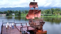 Kapal tembaga jenis kapal galleon sepanjang 8 meter tersebut dihadirkan oleh Wakil Ketua DPR RI Rachmat Gobel untuk menambah daya tarik dan jumlah kunjungan wisatawan serta peningkatan pendapatan pelaku UMKM di wilayah itu.