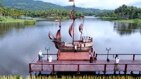 Foto udara wahana kapal tembaga di objek wisata Danau Perintis di Suwawa, Kabupaten Bone Bolango, Gorontalo, Rabu (24/1/2024).