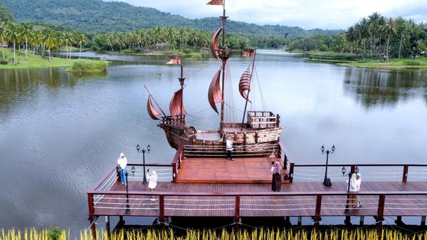 Gagahnya Kapal Tembaga Bersandar di Tepi Danau Perintis Gorontalo