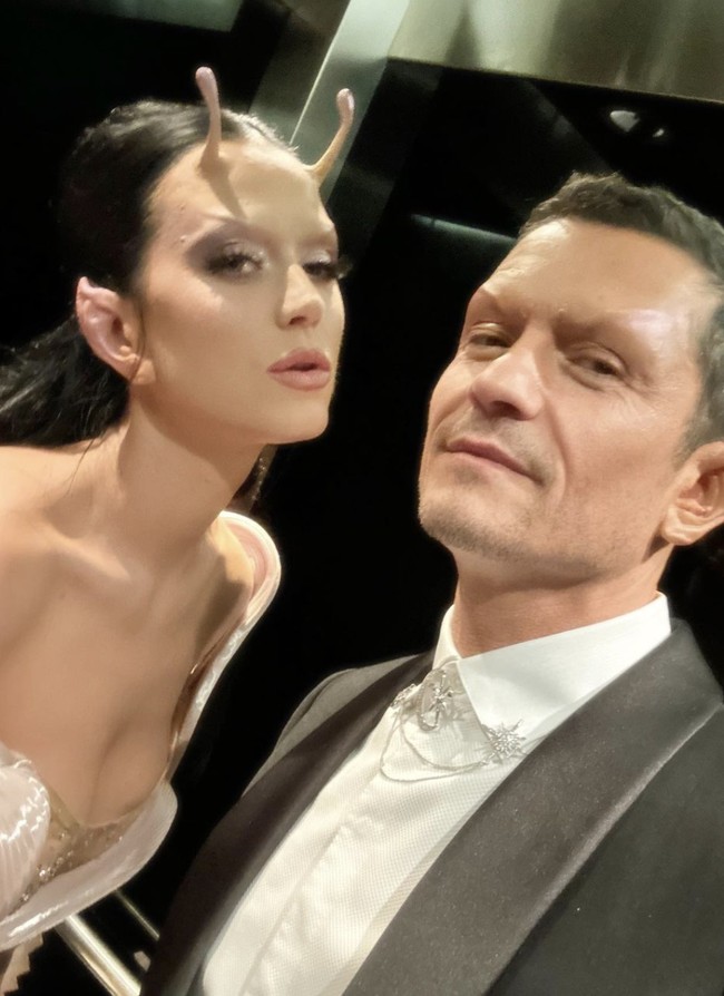 Penampilan Katy Perry kian maksimal berkat riasan yang disertai dua tanduk alien. Orlando pun menyesuaikan penampilannya dengan sang tunangan dalam versi yang lebih sederhana. (Foto: Instagram/@katyperry)