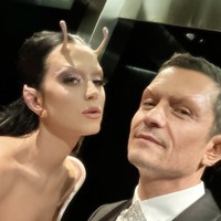 Penampilan Katy Perry kian maksimal berkat riasan yang disertai dua tanduk alien. Orlando pun menyesuaikan penampilannya dengan sang tunangan dalam versi yang lebih sederhana. (Foto: Instagram/@katyperry)