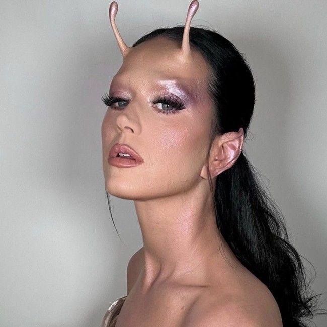 Penampilan Katy langsung banjir pujian, beberapa di antaranya datang dari para selebriti. I was obsessed with this look last night!!!! tulis Kim Kardashian yang juga menghadiri pesta tersebut. Stylist kondang Rachel Zoe ikut berkomentar, Yessss it was so good.(Foto: Instagram/@katyperry)