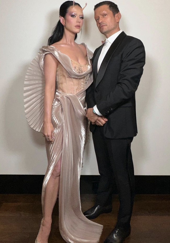 Gaun rancangan desainer Indonesia menjadi andalan penyanyi sekaligus tunangan aktor Orlando Bloom itu. Ia muncul dalam balutan gaun Maison Met, label besutan desainer Mety Choa. “@katyperry menawan dengan koleksi #NAIAD kami.  (Foto: Instagram/@katyperry)