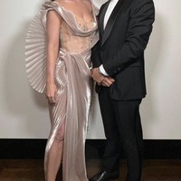 Gaun rancangan desainer Indonesia menjadi andalan penyanyi sekaligus tunangan aktor Orlando Bloom itu. Ia muncul dalam balutan gaun Maison Met, label besutan desainer Mety Choa. “@katyperry menawan dengan koleksi #NAIAD kami.  (Foto: Instagram/@katyperry)