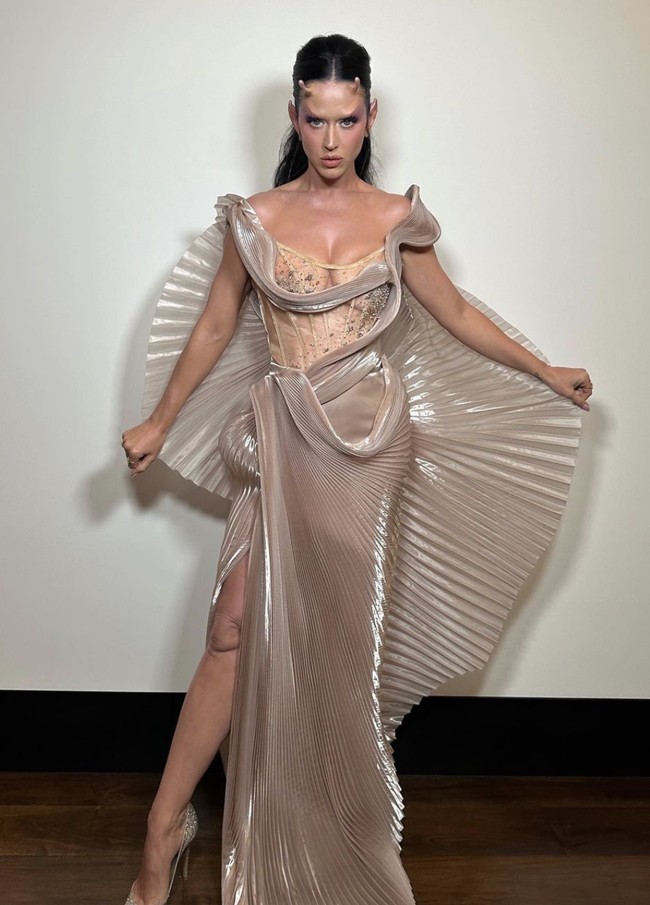 Daily Mail mengabarkan, Jeff Bezzos yang dikenal sebagai pendiri Amazon dan perusahaan perjalanan antariksa Blue Origin mengusung tema bernuansa luar angkasa. Katy Perry pun memilih tampilan alien yang glamor untuk menyesuaikan dengan tema tersebut.  (Foto: Instagram/@katyperry)