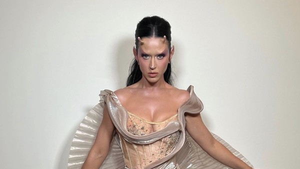 Gaya Katy Perry Bak Alien di Pesta Jeff Bezos, Pakai Gaun Desainer Indonesia