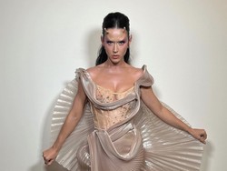 Gaya Katy Perry Bak Alien di Pesta Jeff Bezos, Pakai Gaun Desainer Indonesia