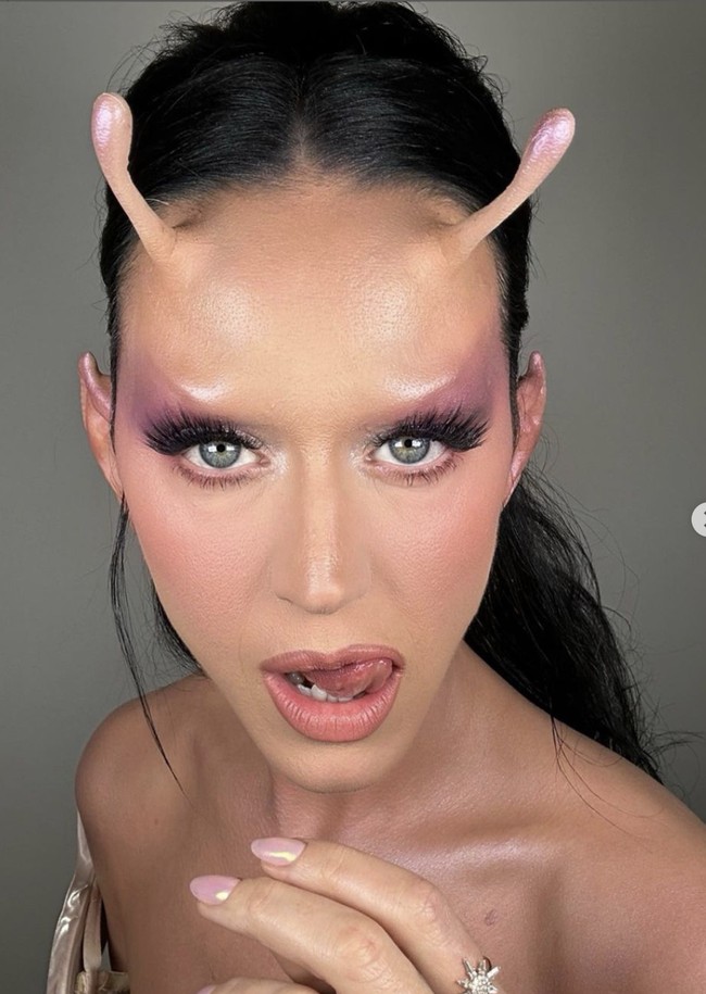 Gaun ini hadir dengan material lipit yang ringan dalam siluet memeluk tubuh dan berbahan menerawang untuk bagian bodice,” demikian Maison Met mengumumkan di akun Instagram-nya. Katy Perry bukan selebriti dunia pertama yang memakai kreasi Maison Met. Label ini pernah menjadi sorotan setelah Lady Gaga tampil dengan masker silver rancangannya di MTV Video Music Awards 2020. (Foto: Instagram/@katyperry)